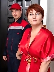 The delivery guy is getting fucked by a horny cougar